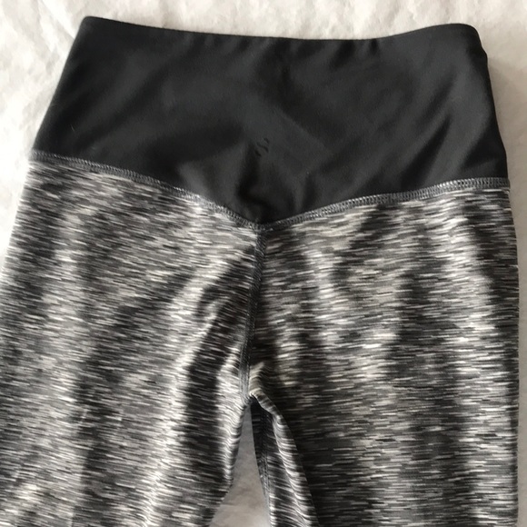Adorable grey and white striped Capri leggings - Picture 3 of 4
